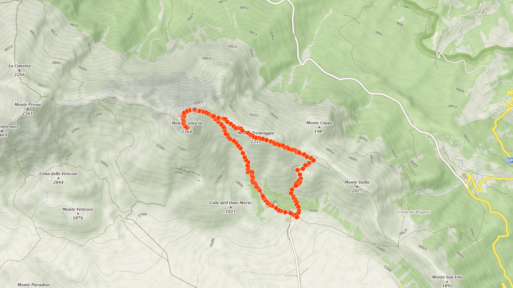 Výstupová trasa na Monte Camicia v Apeninách 