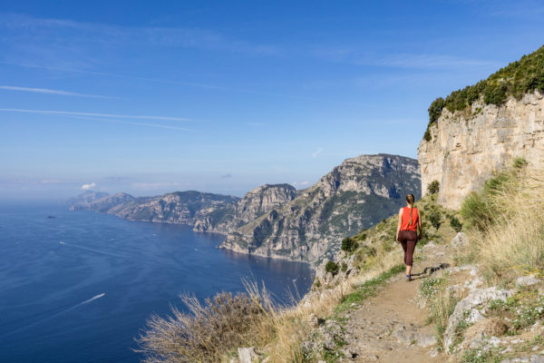Panoramatická Stezka bohů na pobřeží Amalfi v Itálii