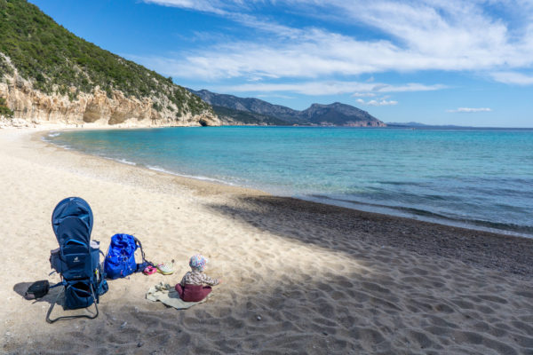 Nádherná sardinská pláž Cala Luna s medvíděm v krosně