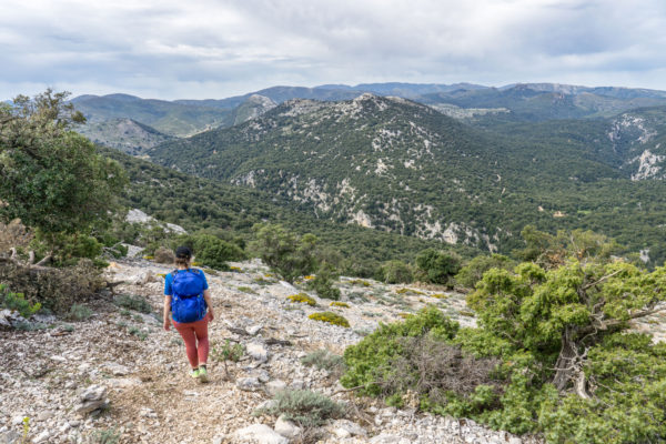 Sardinské pohoří Gennargentu z hřebene nad soutěskou Gorropu