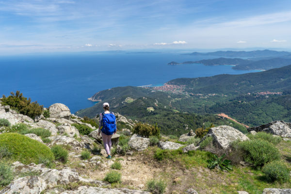 Kamenité Monte Giove s výhledem nejenom na italskou Elbu