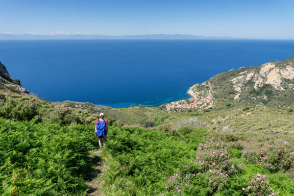 Západní pobřeží Elby a Korsika z Monte San Bartolomeo